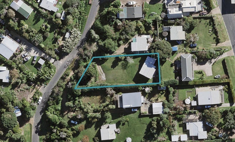 12 Weka Road, Oneroa, Waiheke Island - Carousel 1