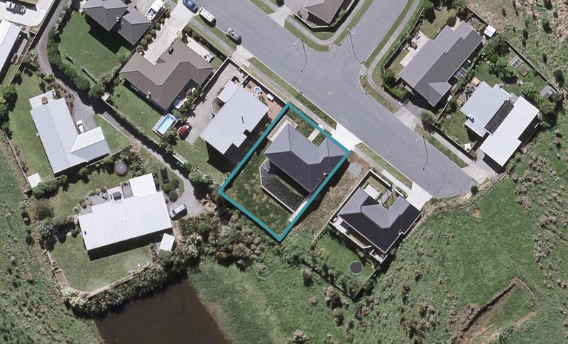 13 Heta Road, Highlands Park, New Plymouth - Carousel 1