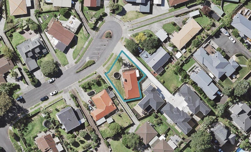 10 Dalwhinnie Parade, Highland Park, Auckland - Carousel 1