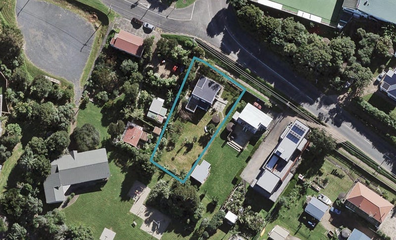 10 Hamilton Road, Surfdale, Waiheke Island - Carousel 1