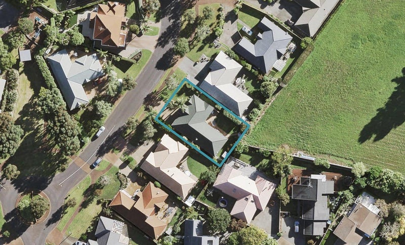 9 Connemara Court, West Harbour, Auckland - Carousel 1