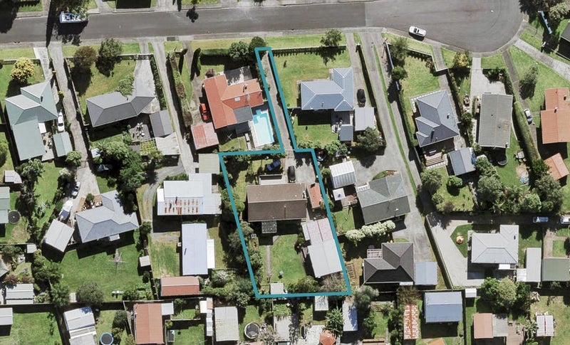 13 Clinton Avenue, Te Atatu Peninsula, Auckland - Carousel 1