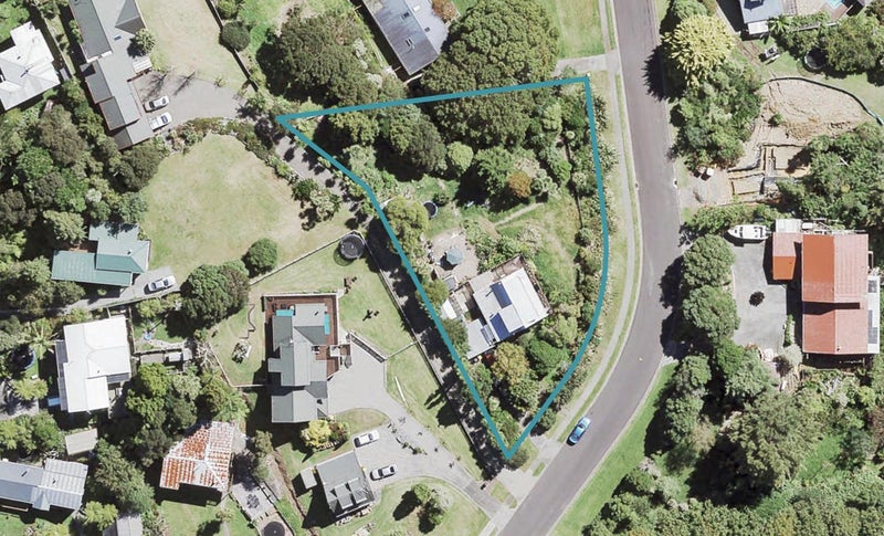 6 Laingfield Terrace, Laingholm, Auckland - Carousel 1