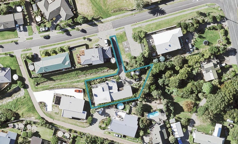 6 Toomer Place, Beachlands, Auckland - Carousel 1
