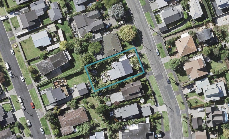11 Merani Street, Narrow Neck, Auckland - Carousel 1