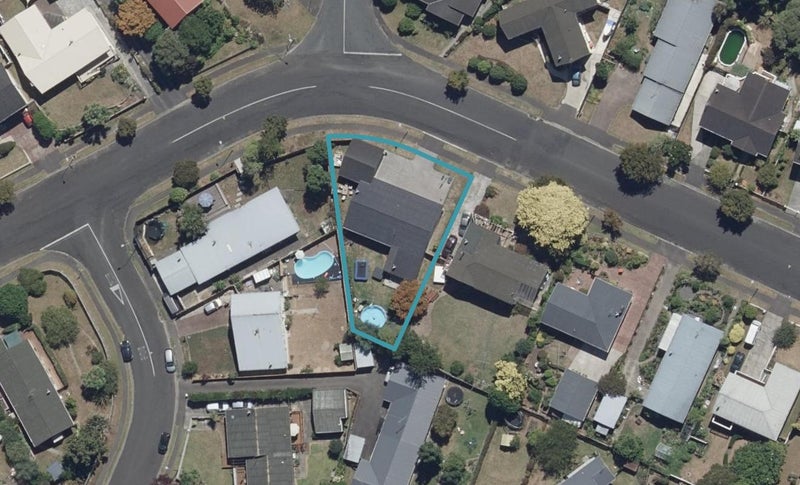 11 Sunnyhills Avenue, Glenview, Hamilton - Carousel 1