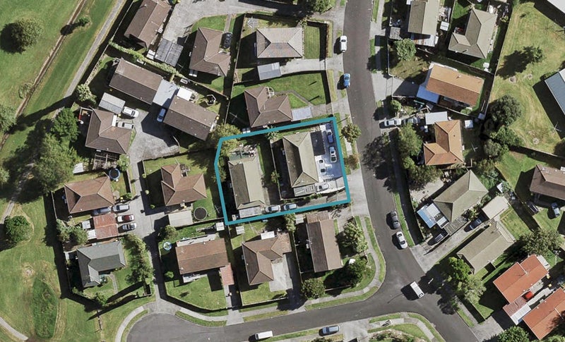 1/12 Silver Creek Road, Weymouth, Auckland - Carousel 1