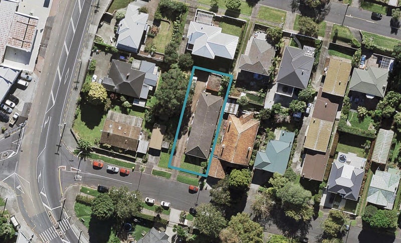 2/2 Rewa Road, Three Kings, Auckland - Carousel 1