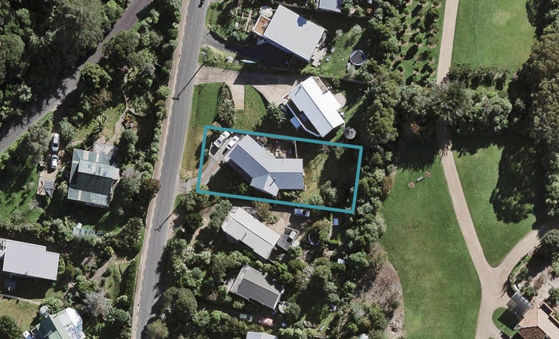 60 Jellicoe Parade, Surfdale, Waiheke Island - Carousel 1