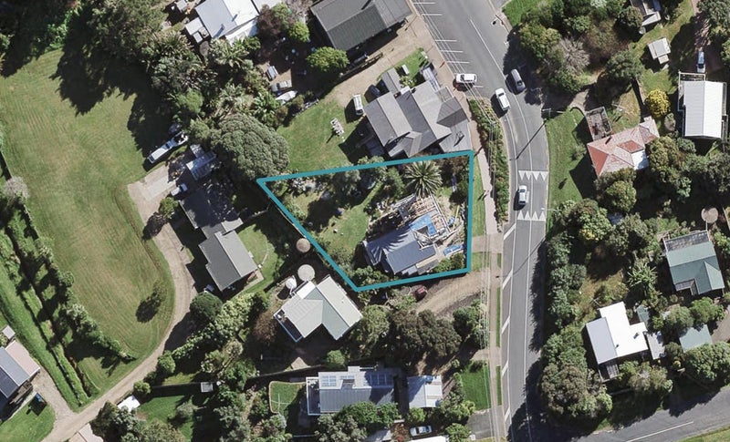 12 Miami Avenue, Surfdale, Waiheke Island - Carousel 1