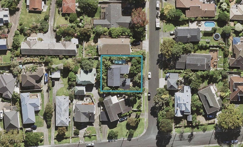 4 Paruru Avenue, Northcote, Auckland - Carousel 1