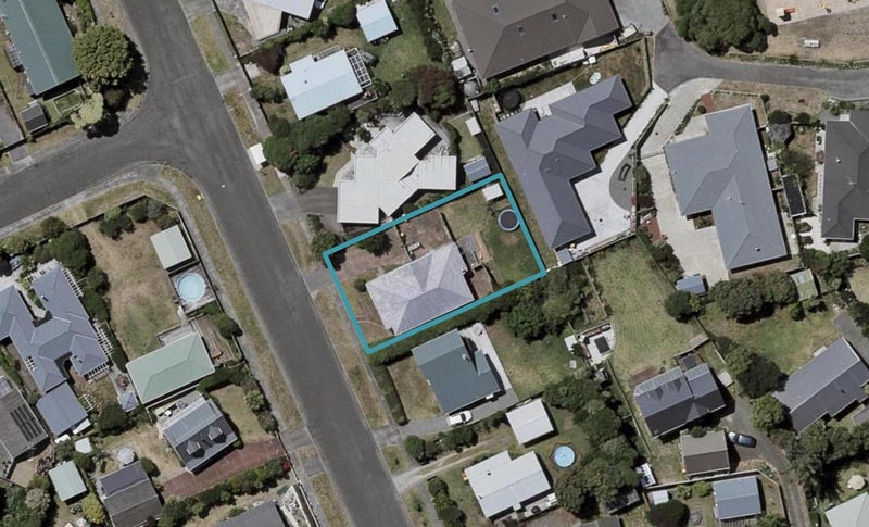 11 Reeves Street, Waikanae Beach, Waikanae - Carousel 1