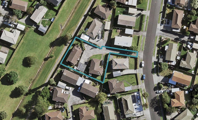 1/16 Silver Creek Road, Weymouth, Auckland - Carousel 1