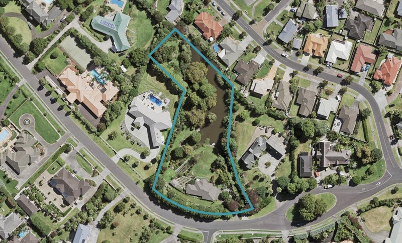 5 Burgundy Park Avenue, Henderson, Auckland - Carousel 1