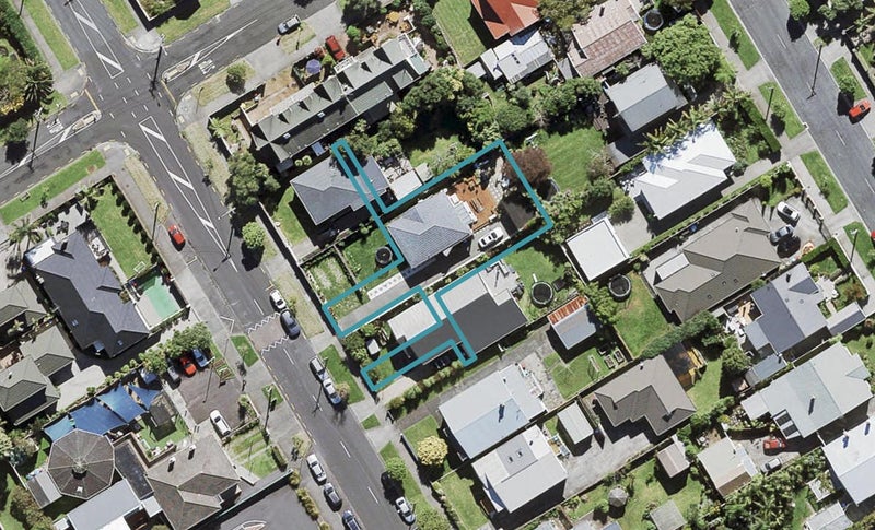 2/17 Huia Road, Point Chevalier, Auckland - Carousel 1