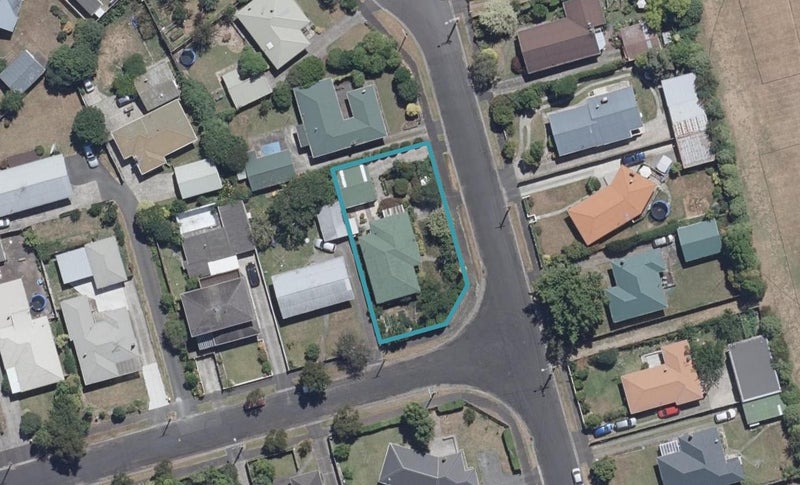 9 Defoe Avenue, Hillcrest, Hamilton - Carousel 1