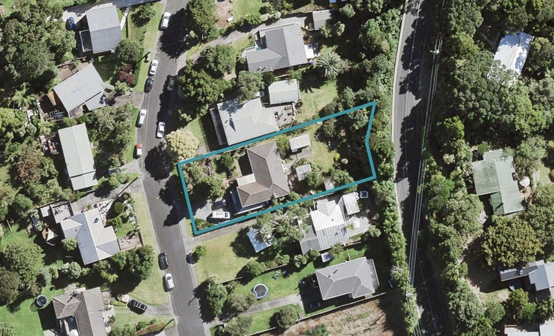 9 Warwick Avenue, Titirangi, Auckland - Carousel 1
