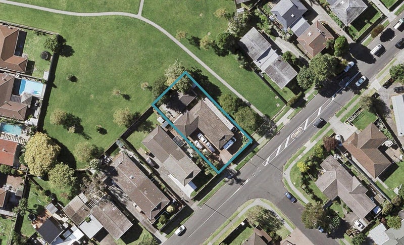17 Fortunes Road, Half Moon Bay, Auckland - Carousel 1