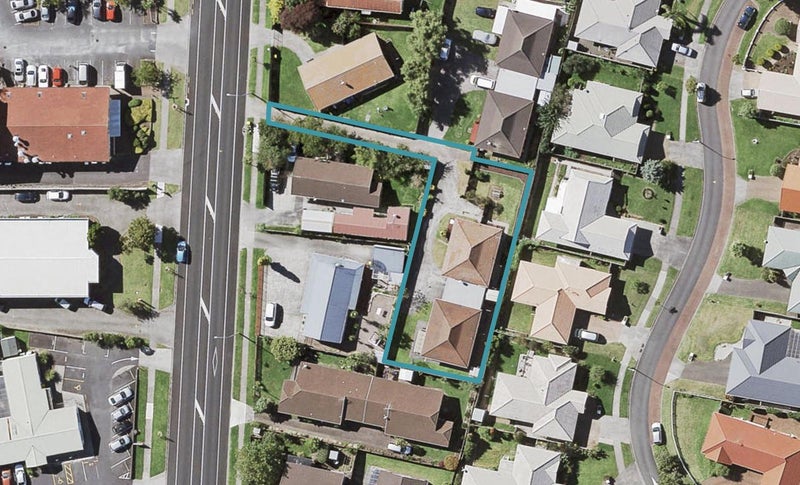 2/56 Aviemore Drive, Highland Park, Auckland - Carousel 1