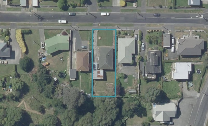8 Waldron Crescent, Green Island, Dunedin - Carousel 1