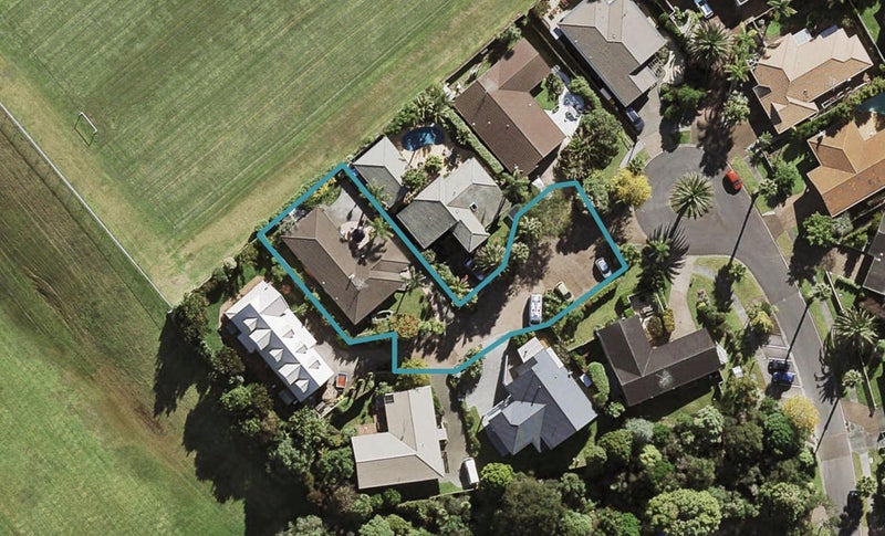 22 St Lucia Place, Unsworth Heights, Auckland - Carousel 1