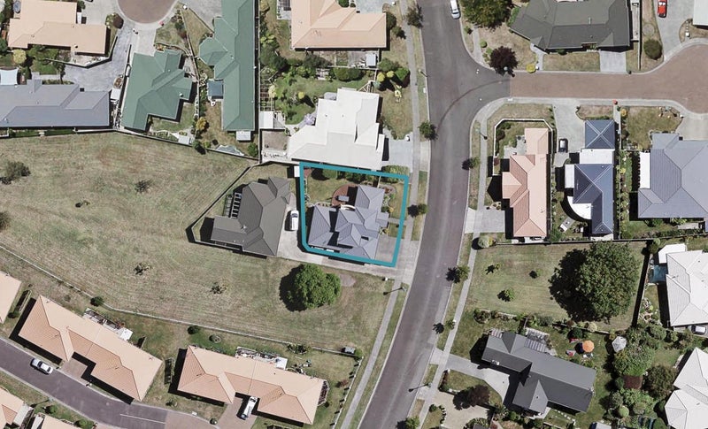 64 Kensington Drive, Taradale, Napier - Carousel 1