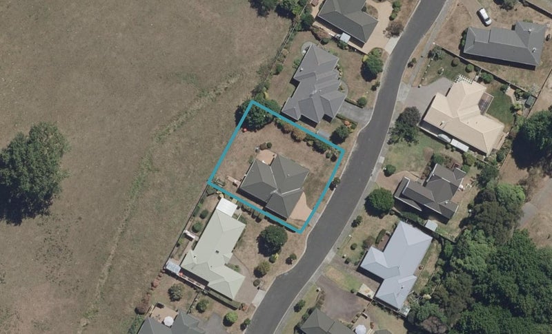 16 Reynolds Drive, Glenview, Hamilton - Carousel 1