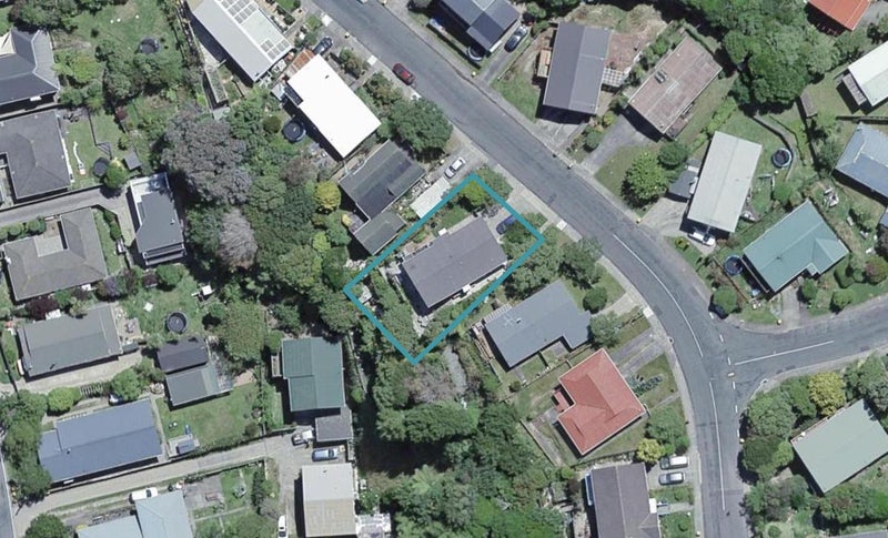 8 Hazlewood Avenue, Karori, Wellington - Carousel 1