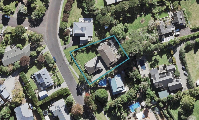 10 Waipuia Place, Greenhithe, Auckland - Carousel 1