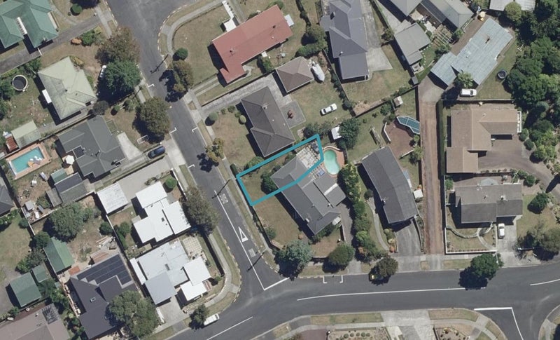 2/2 Rutherford Street, Chedworth, Hamilton - Carousel 1