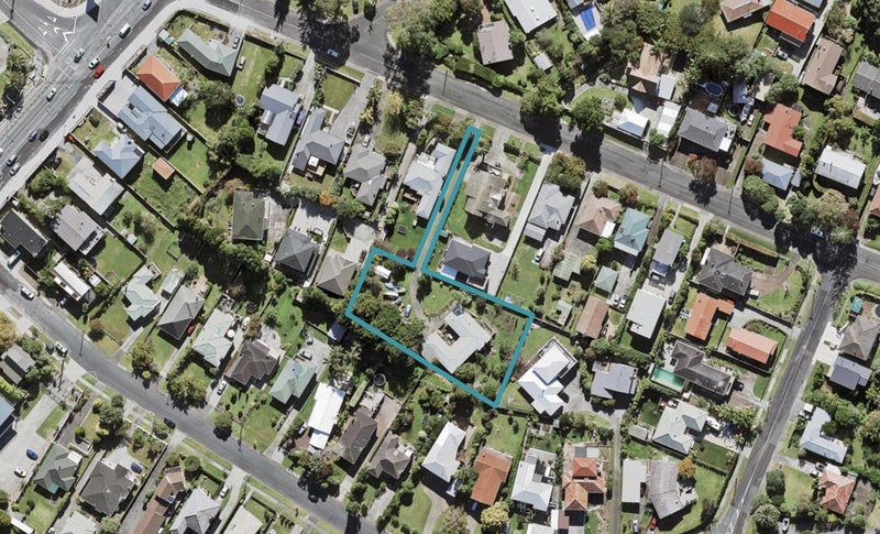 12 Bridge Avenue, Te Atatu South, Auckland - Carousel 1