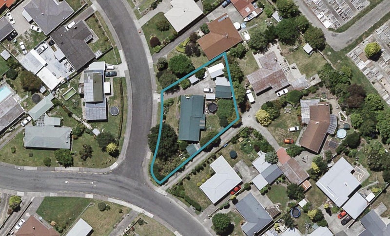 201 Sunnybank Crescent, Camberley, Hastings - Carousel 1