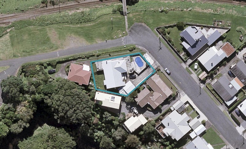 4 Baring Terrace, Strandon, New Plymouth - Carousel 1