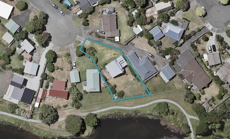 12 Pio Pio Place, Waikanae Beach, Waikanae - Carousel 1