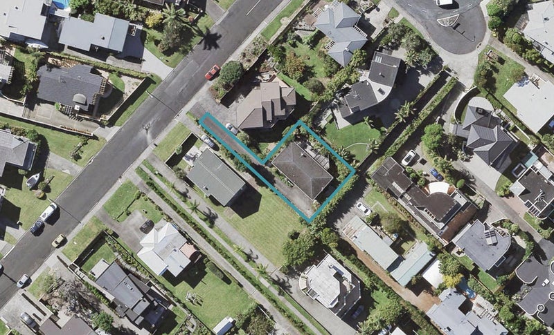 31 Seaview Road, Castor Bay, Auckland - Carousel 1