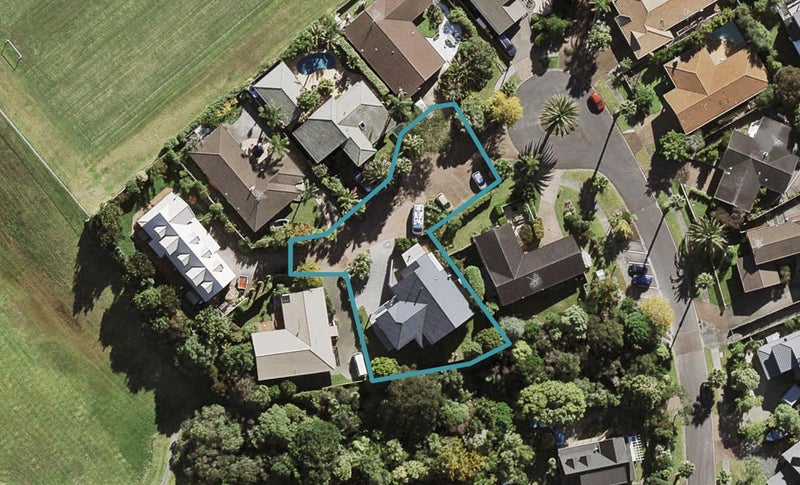 16 St Lucia Place, Unsworth Heights, Auckland - Carousel 1