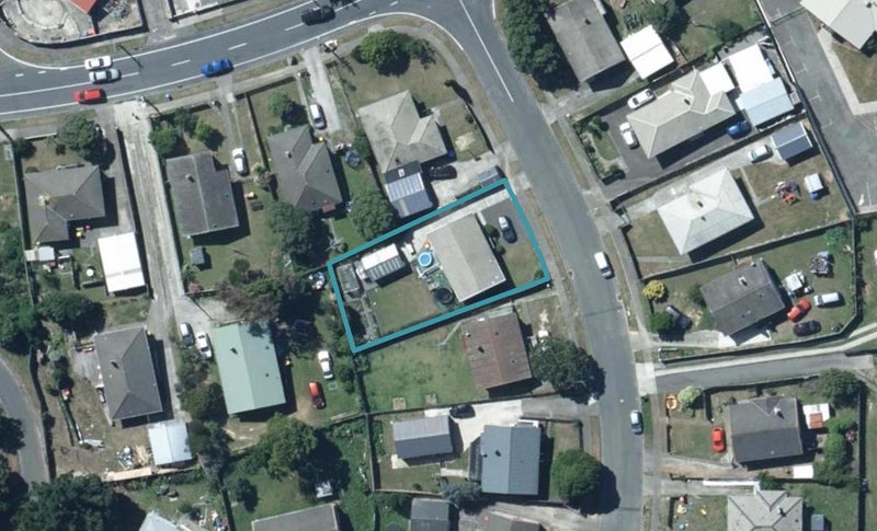 4 Surprise Place, Cannons Creek, Porirua - Carousel 1