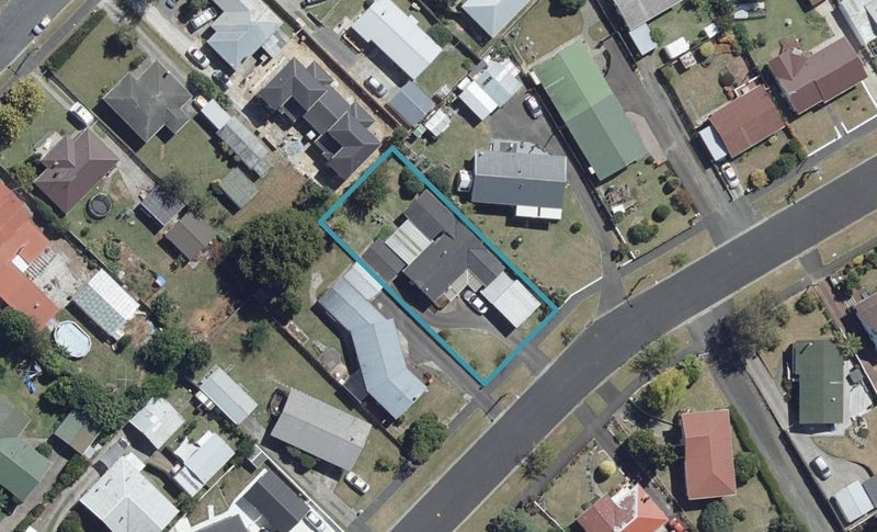 9 Lewis Street, Glenview, Hamilton - Carousel 1
