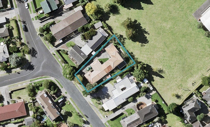 4B Malloy Place, Eastern Beach, Auckland - Carousel 1