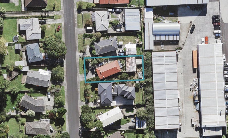 8 Finlow Drive, Te Atatu South, Auckland - Carousel 1