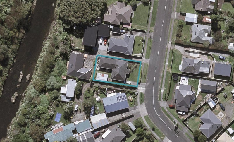 18 Queens Road, Glen Avon, New Plymouth - Carousel 1