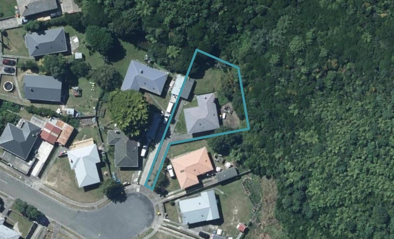 9 Carnavon Place, Cannons Creek, Porirua - Carousel 1