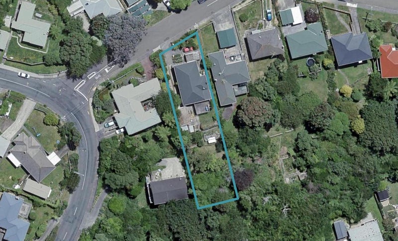 17 Woodstock Terrace, Tawa, Wellington - Carousel 1