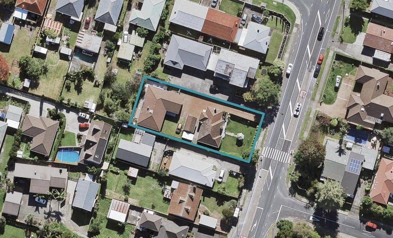 2/210 Te Atatu Road, Te Atatu South, Auckland - Carousel 1
