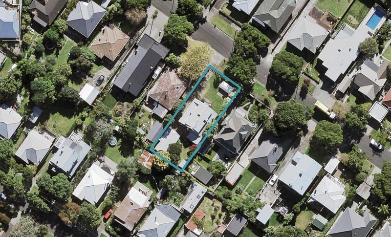11 Brewster Avenue, Morningside, Auckland - Carousel 1