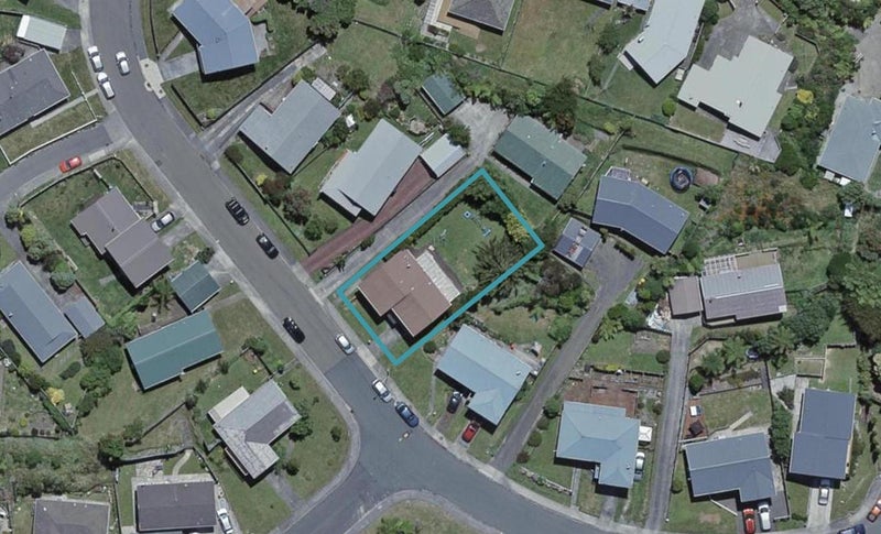 11 Cheltenham Terrace, Newlands, Wellington - Carousel 1