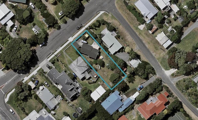 18 Tutere Street, Waikanae Beach, Waikanae - Carousel 1