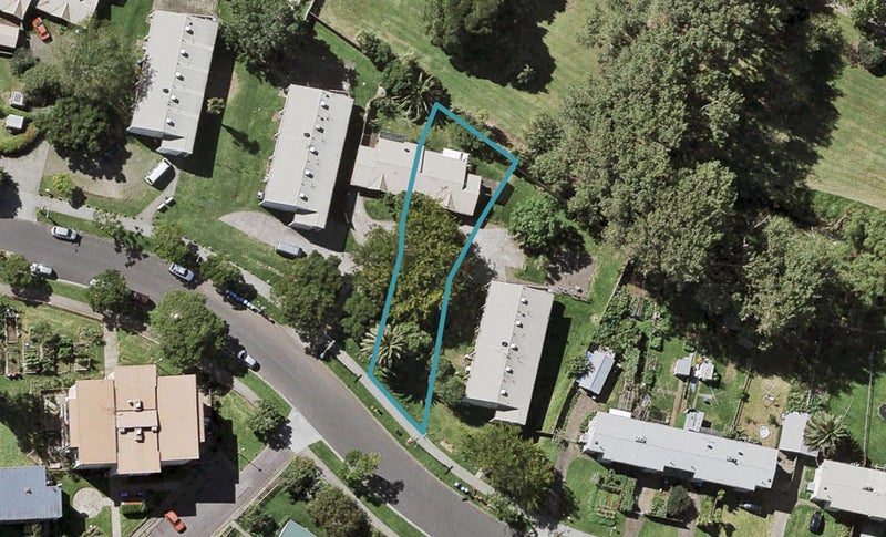 2/12 Maybury Street, Point England, Auckland - Carousel 1