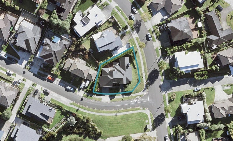 1 Lakeridge Close, Northcross, Auckland - Carousel 1