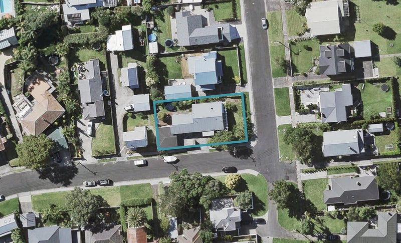 24 Hanlon Crescent, Narrow Neck, Auckland - Carousel 1
